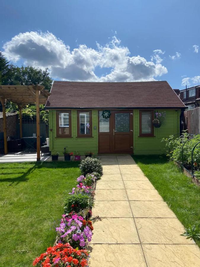Charming Private Guest House Енфийлд Екстериор снимка