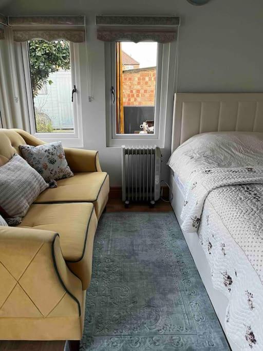 Charming Private Guest House Енфийлд Екстериор снимка