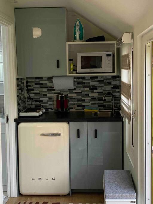 Charming Private Guest House Енфийлд Екстериор снимка