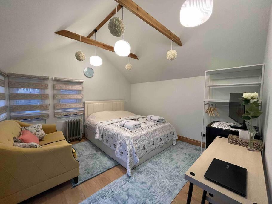 Charming Private Guest House Енфийлд Екстериор снимка