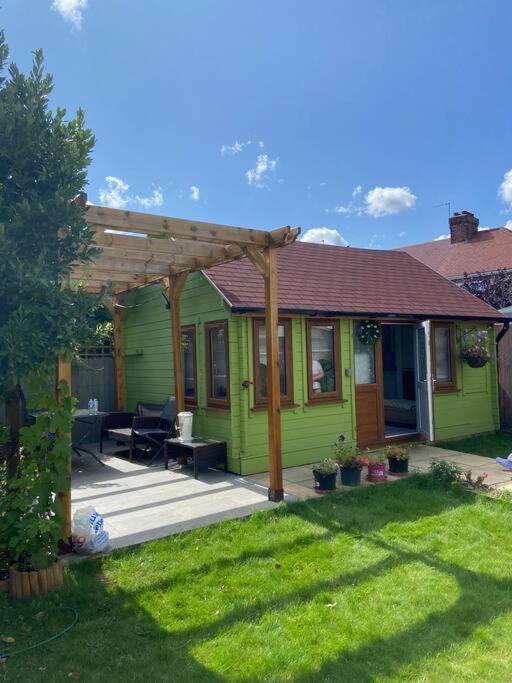 Charming Private Guest House Енфийлд Екстериор снимка